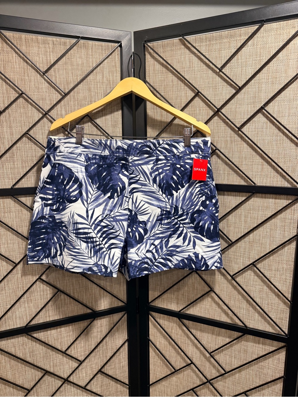 SPANX *NWT* Navy & White Tropical Leaf High-Rise Pull-On Shorts - XL - Picture 3 of 12